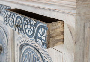 Credenza intagliata a mano con due cassetti e due ante