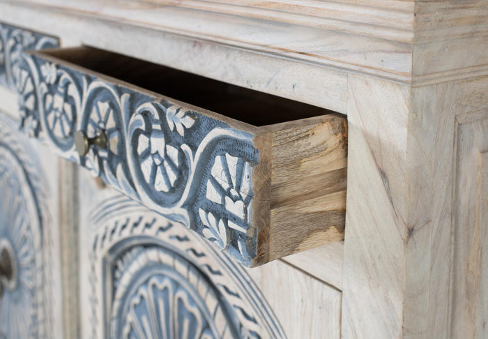 Credenza intagliata a mano con due cassetti e due ante