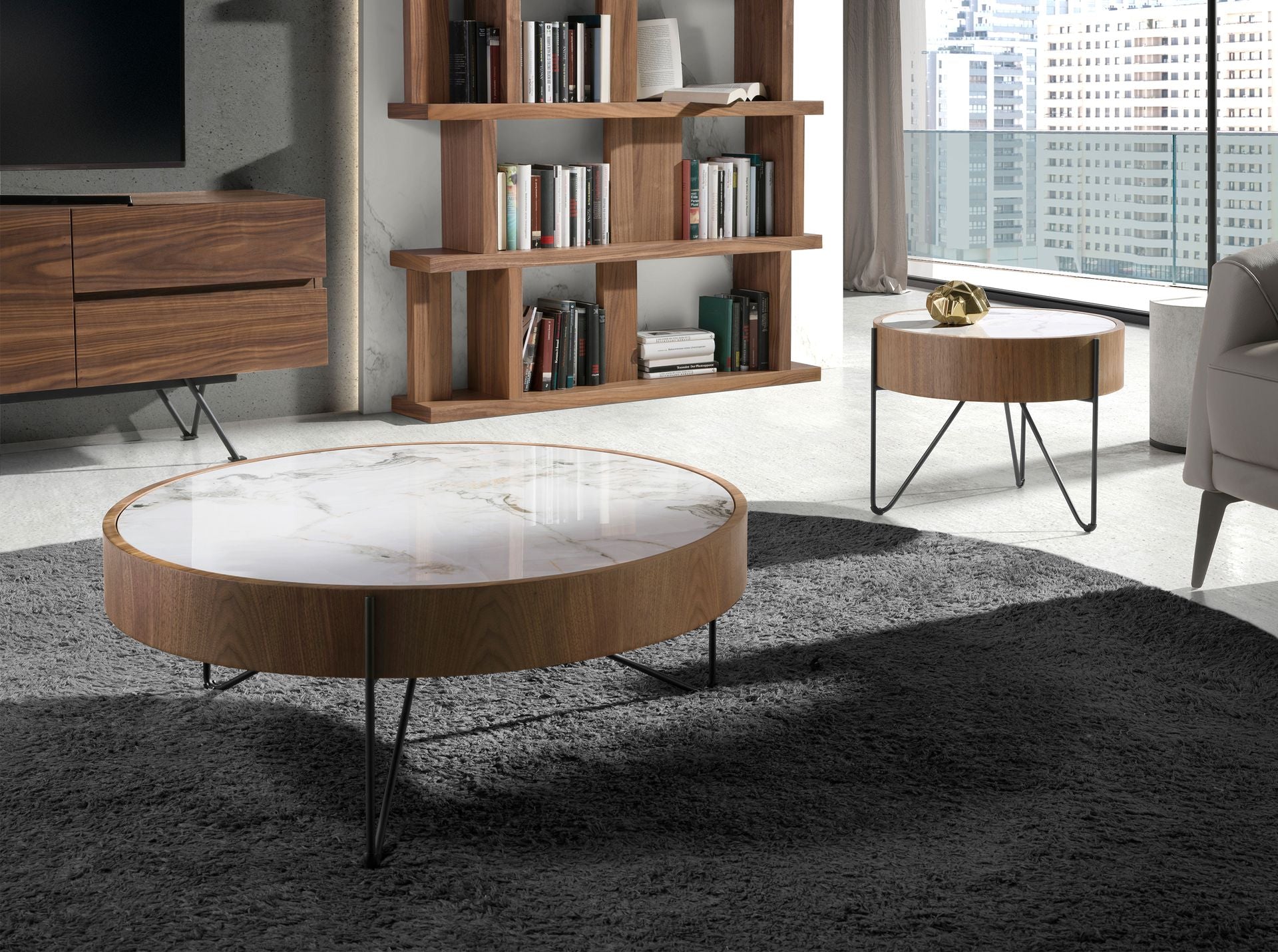 Tavolino rotondo in marmo porcellanato, noce e acciaio nero