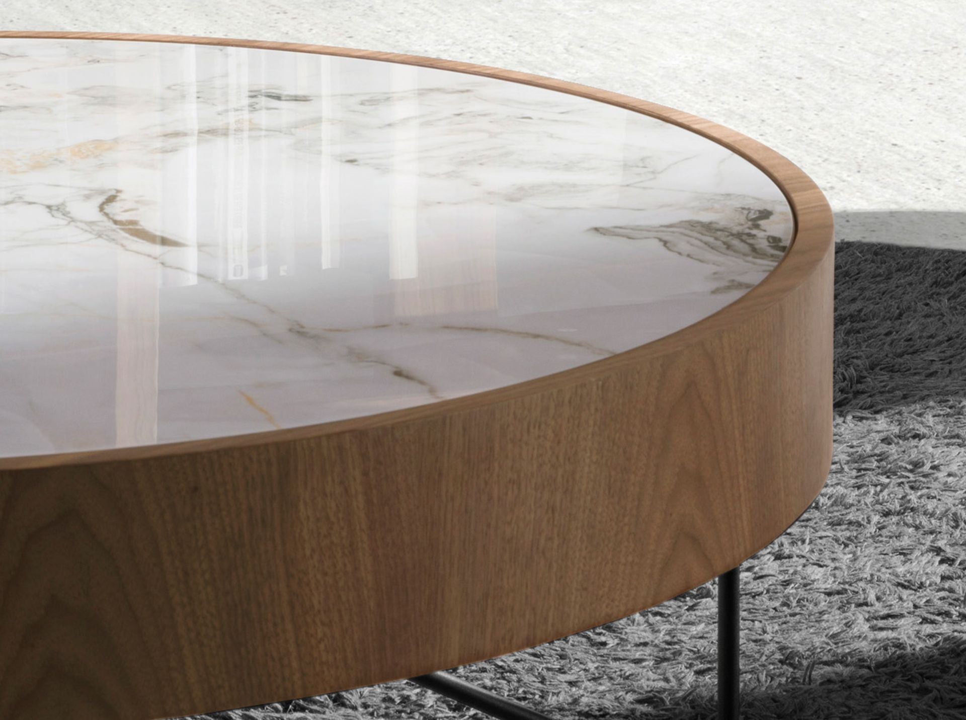 Tavolo rotondo ad angolo in marmo porcellanato, noce e acciaio nero