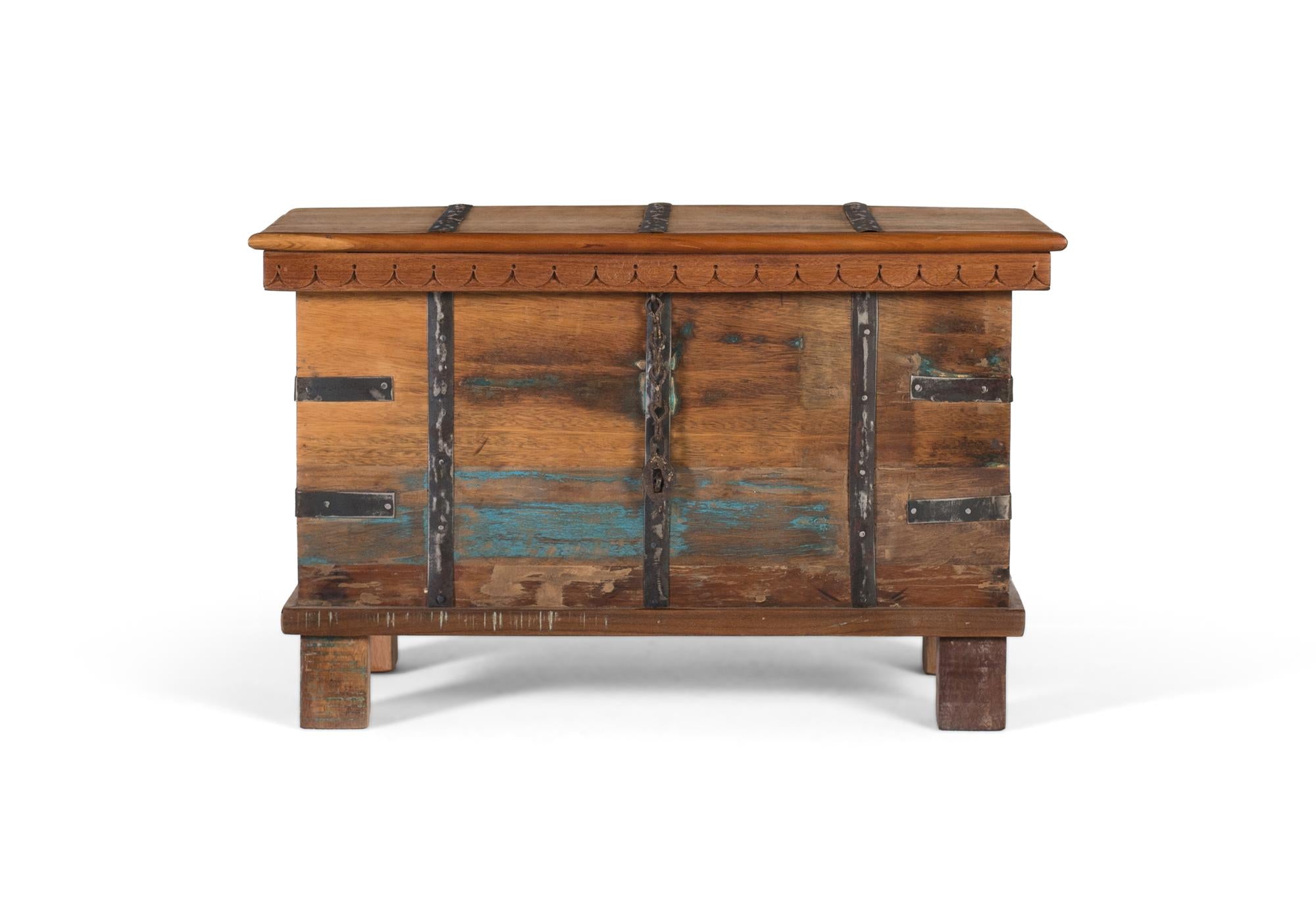 Baule in legno riciclato con apertura superiore e ferramenta