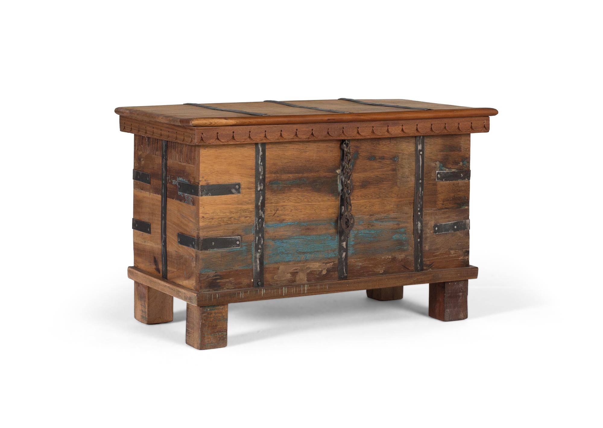 Baule in legno riciclato con apertura superiore e ferramenta