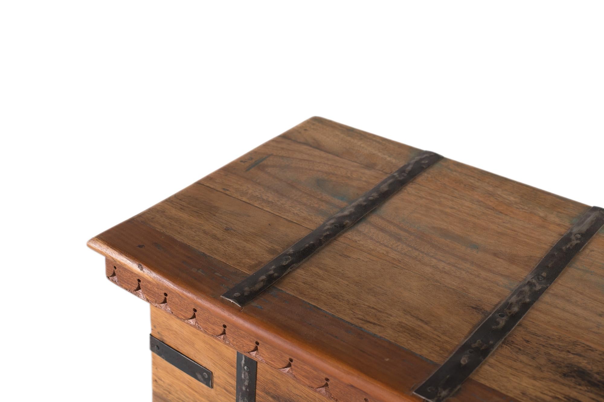 Baule in legno riciclato con apertura superiore e ferramenta