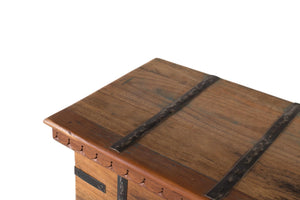 Baule in legno riciclato con apertura superiore e ferramenta