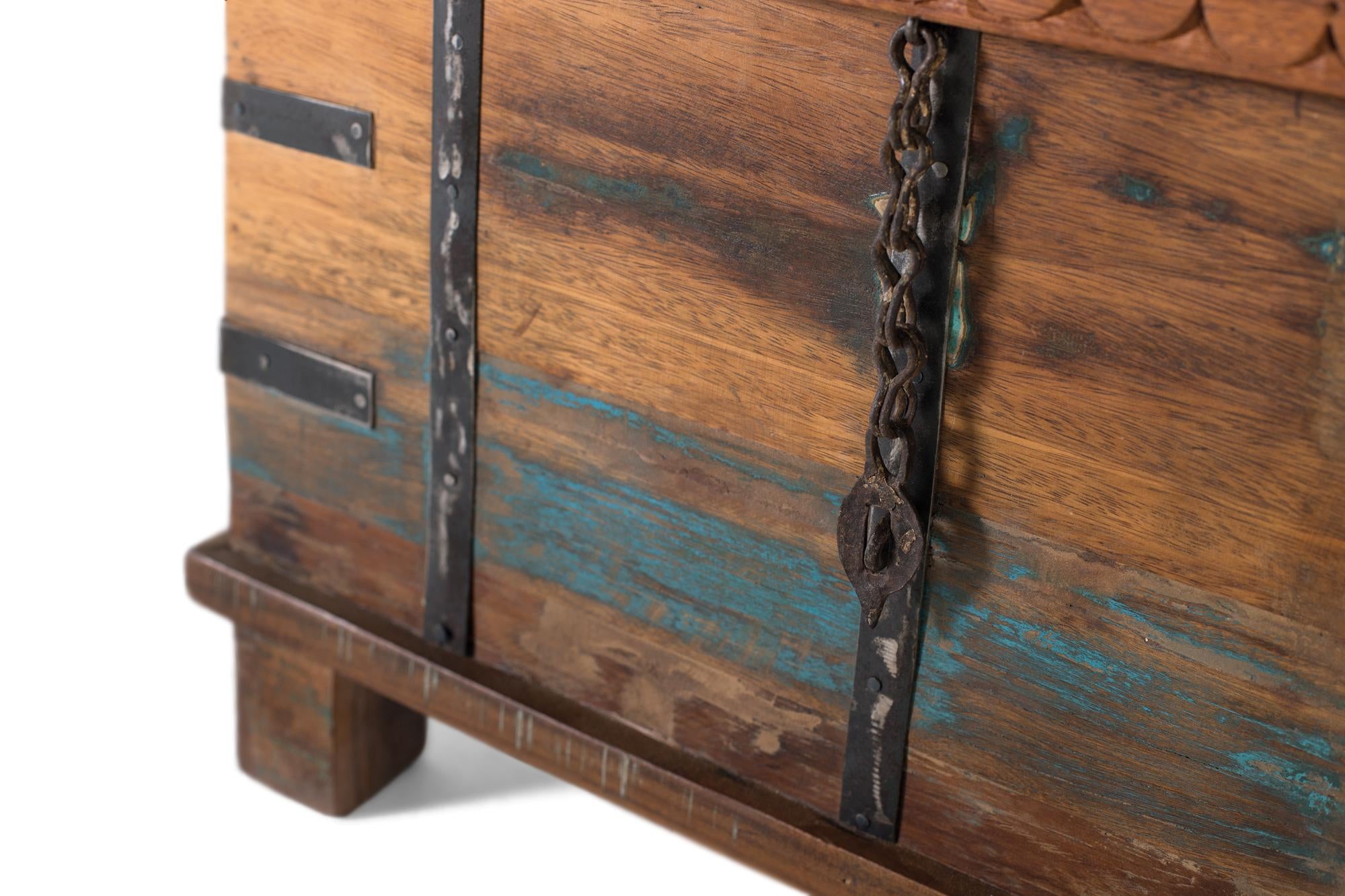 Baule in legno riciclato con apertura superiore e ferramenta