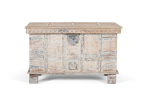 Baule in legno con apertura superiore e finitura bianca decapata