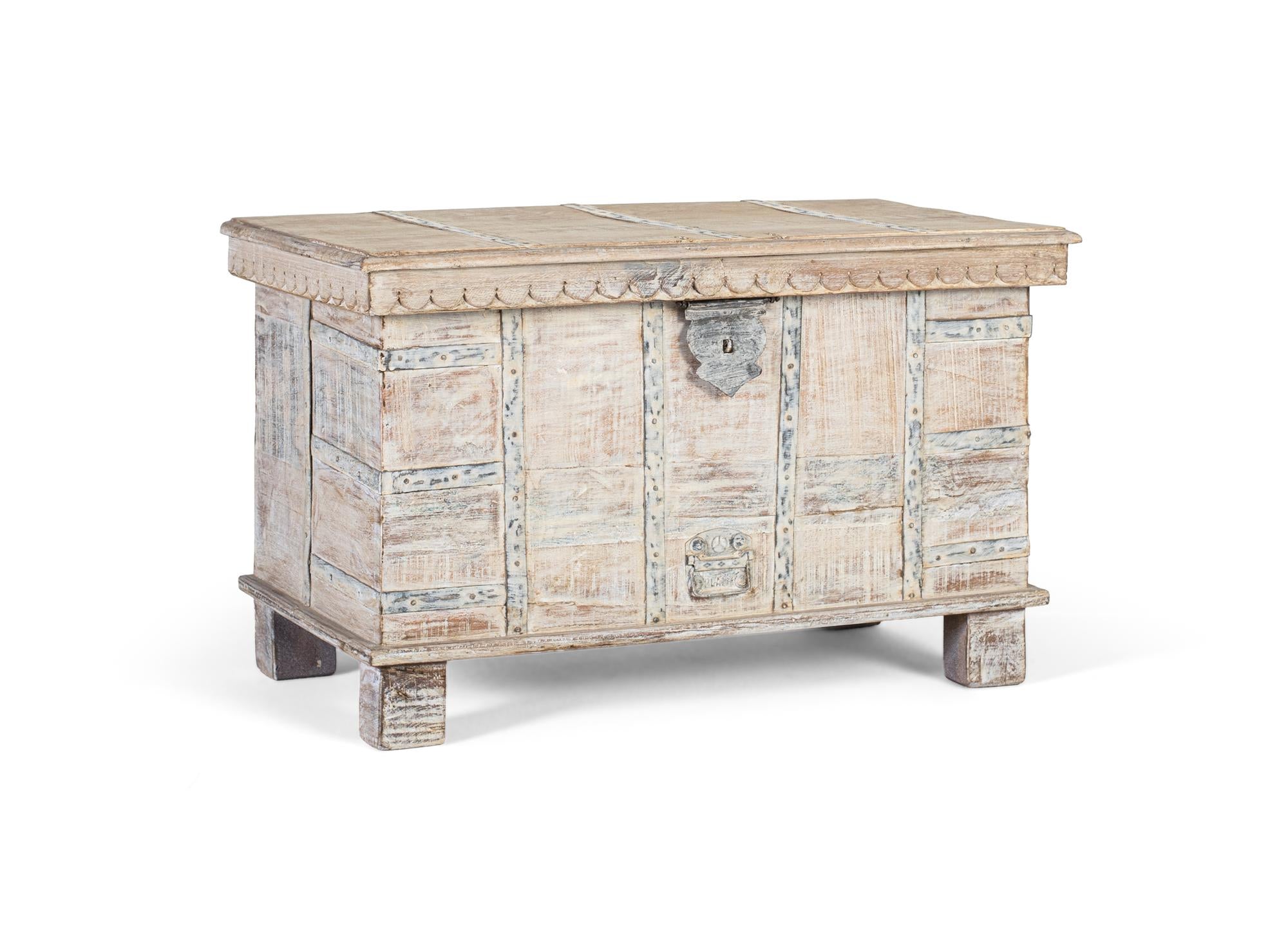 Baule in legno con apertura superiore e finitura bianca decapata