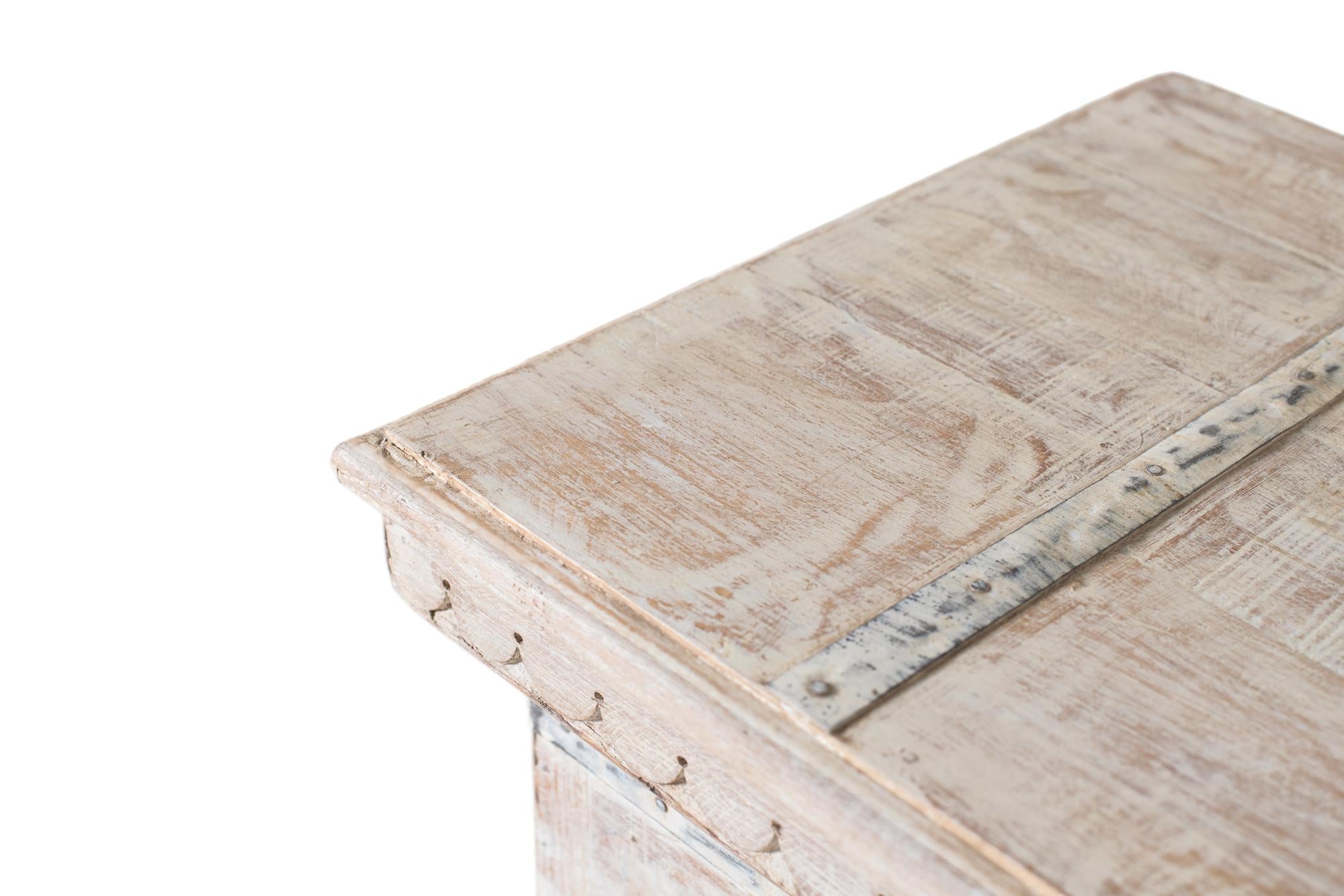 Baule in legno con apertura superiore e finitura bianca decapata