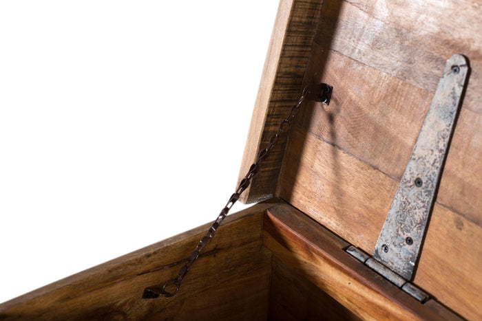 Baule in legno con apertura superiore e finitura bianca decapata