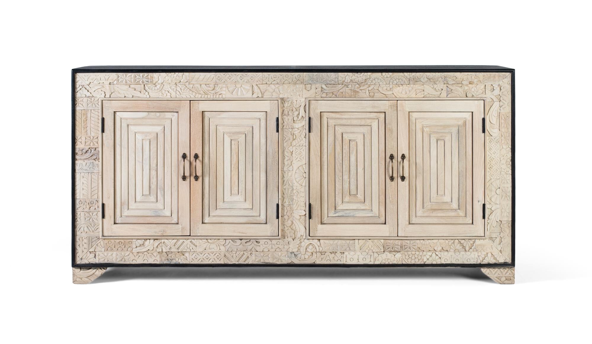 Credenza a quattro ante con dettagli intagliati a mano 195cm