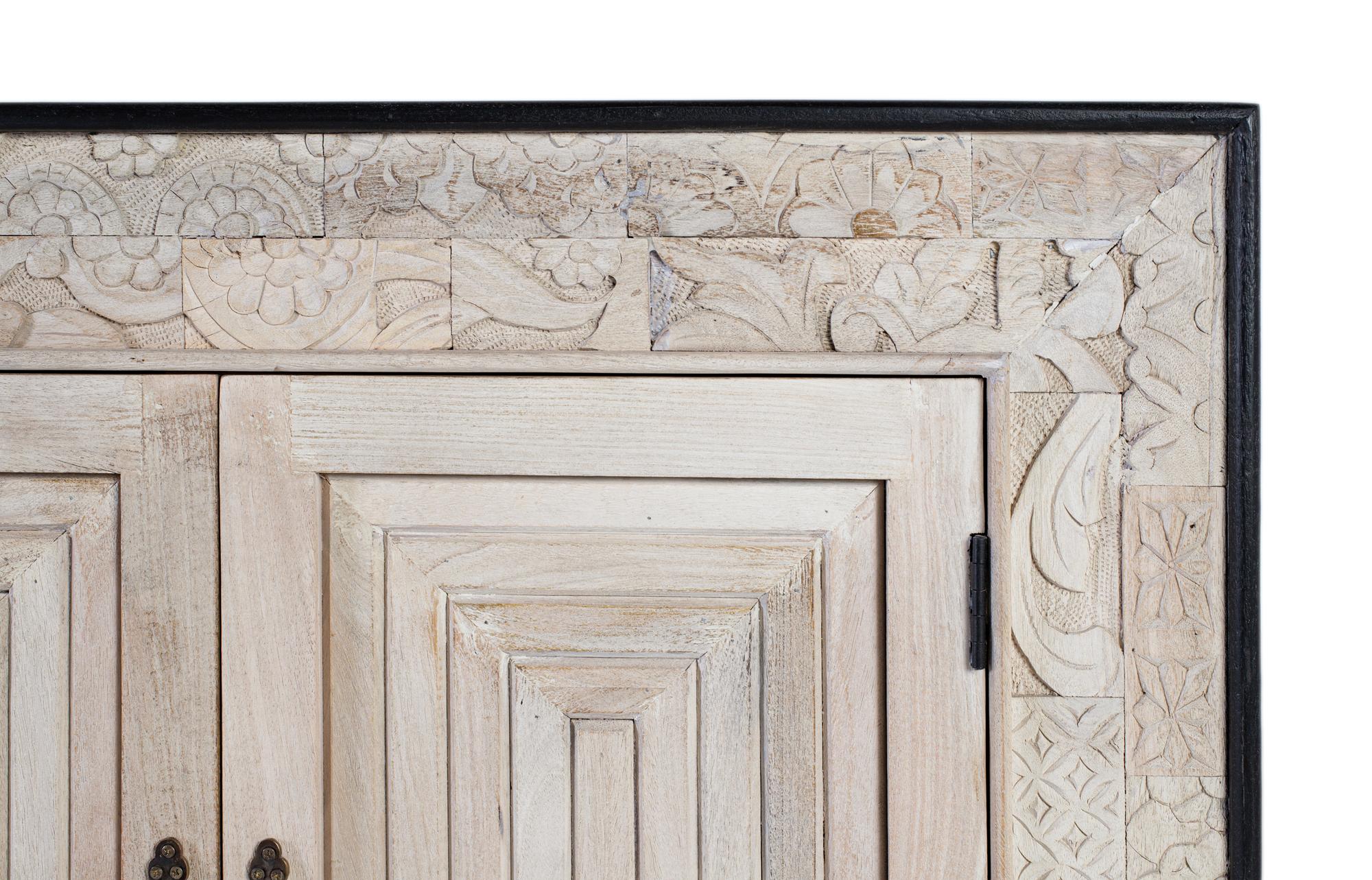 Credenza a quattro ante con dettagli intagliati a mano 195cm