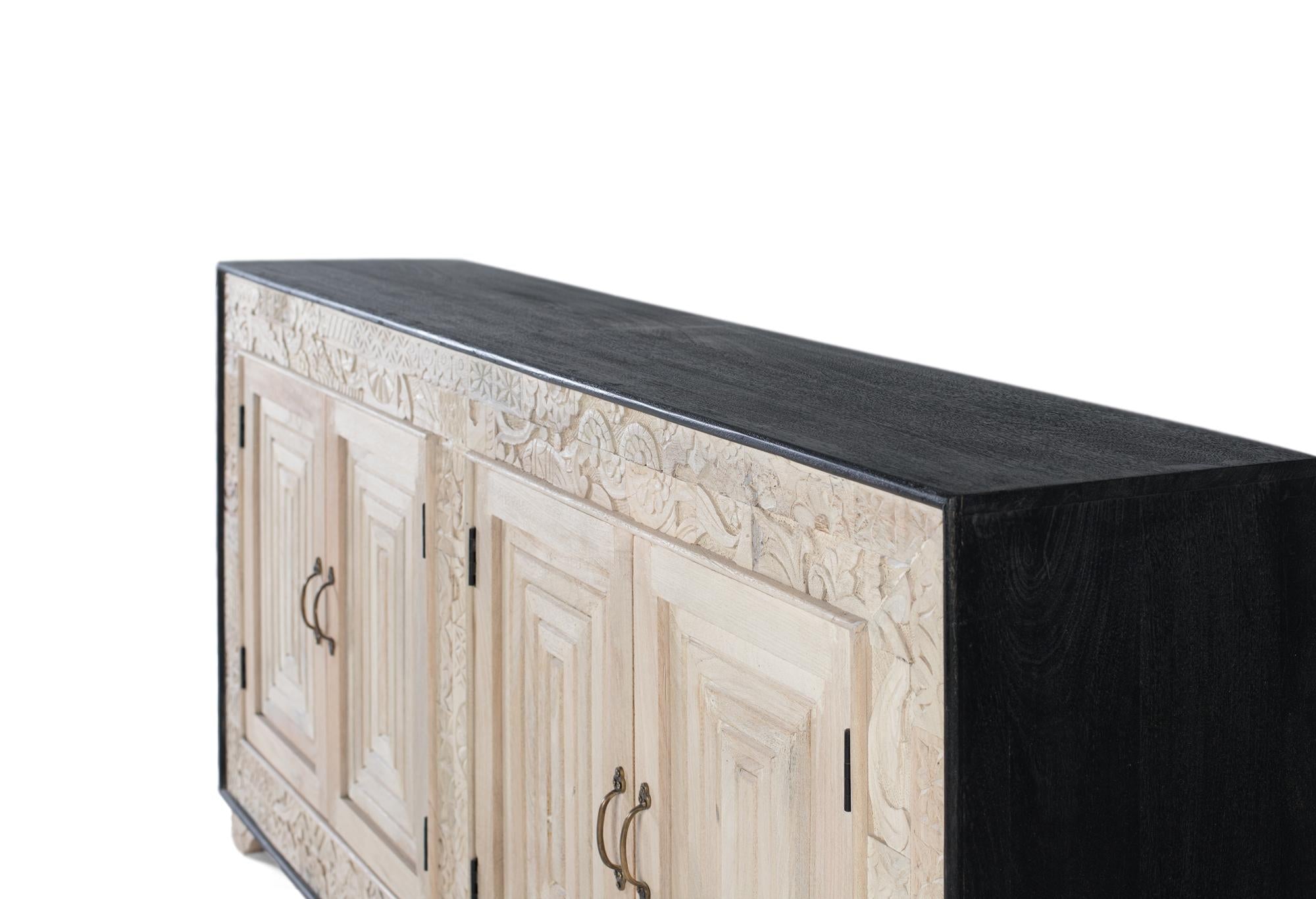 Credenza a quattro ante con dettagli intagliati a mano 195cm