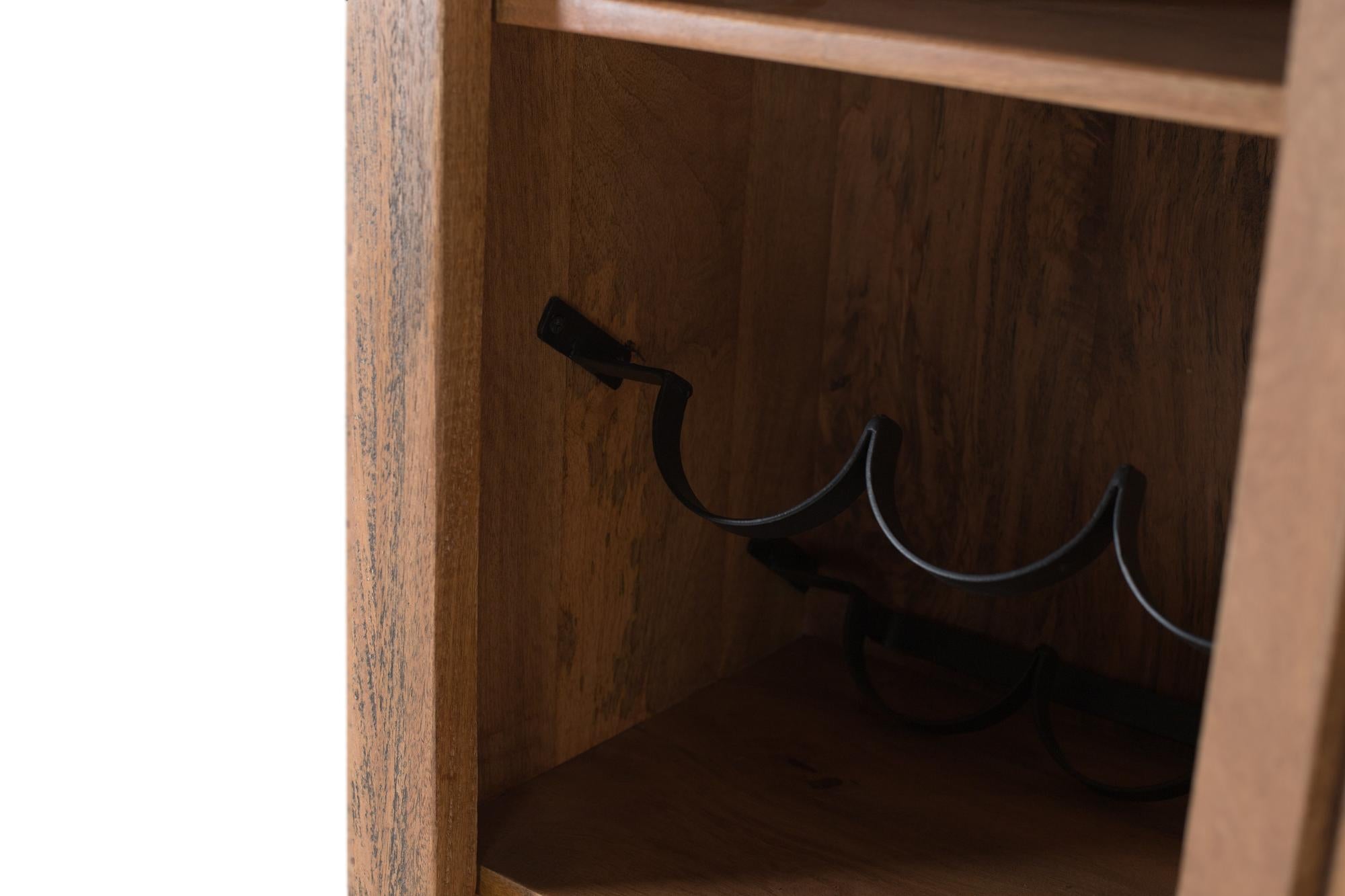 Mobile bar con anta frontale in legno di mango.