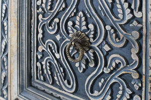 Credenza con tre cassetti e quattro ante in legno di sheesham