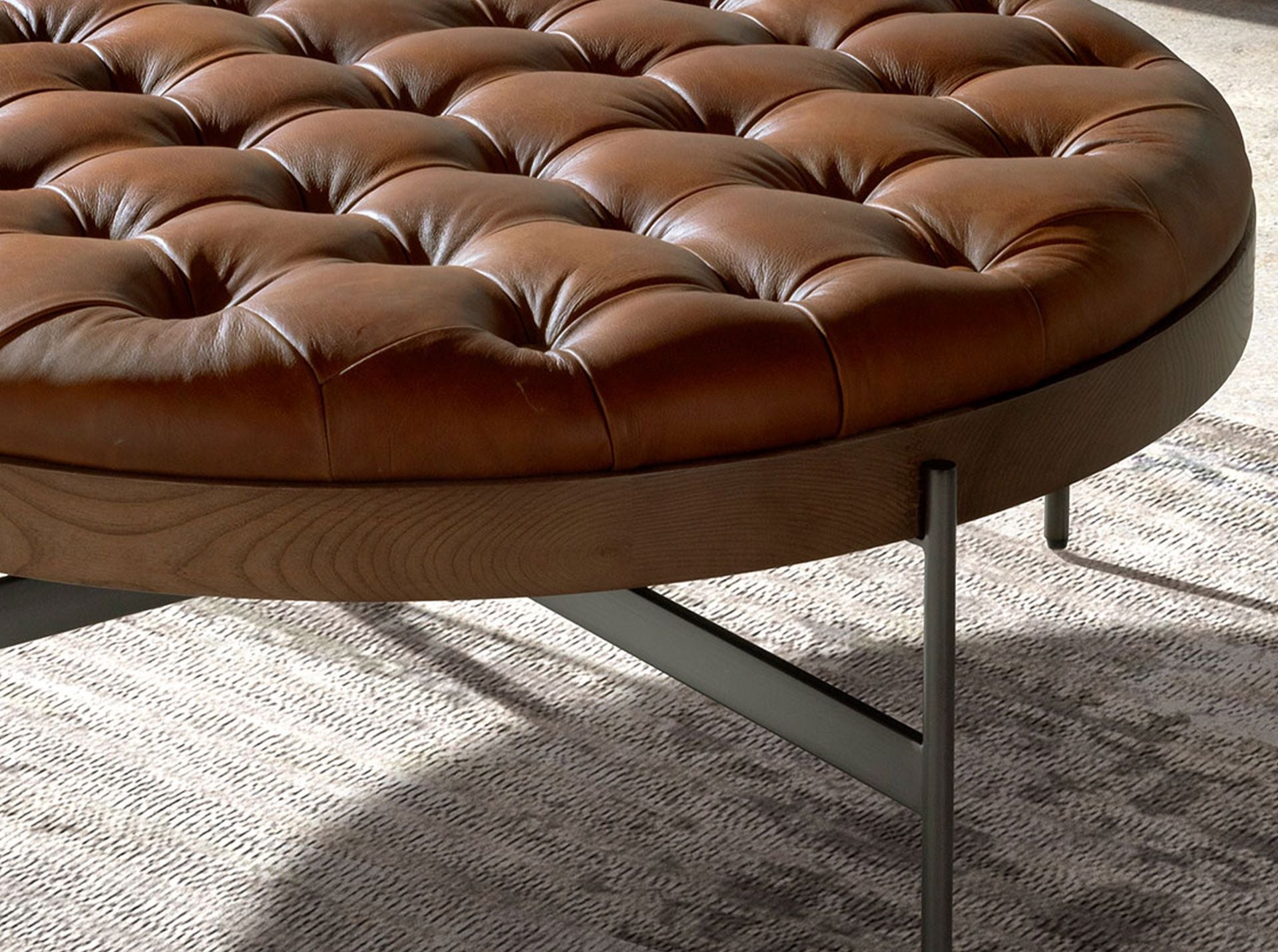 Tavolino da caffè rotondo in pelle marrone scuro, noce e acciaio scuro