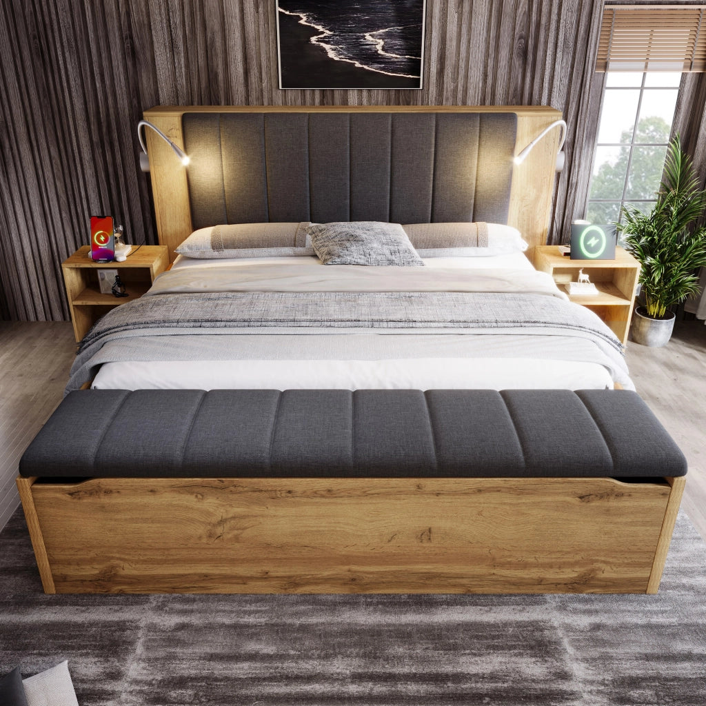 Letto in legno quercia 180x200 testiera in lino comodini panca lampade USB doghe