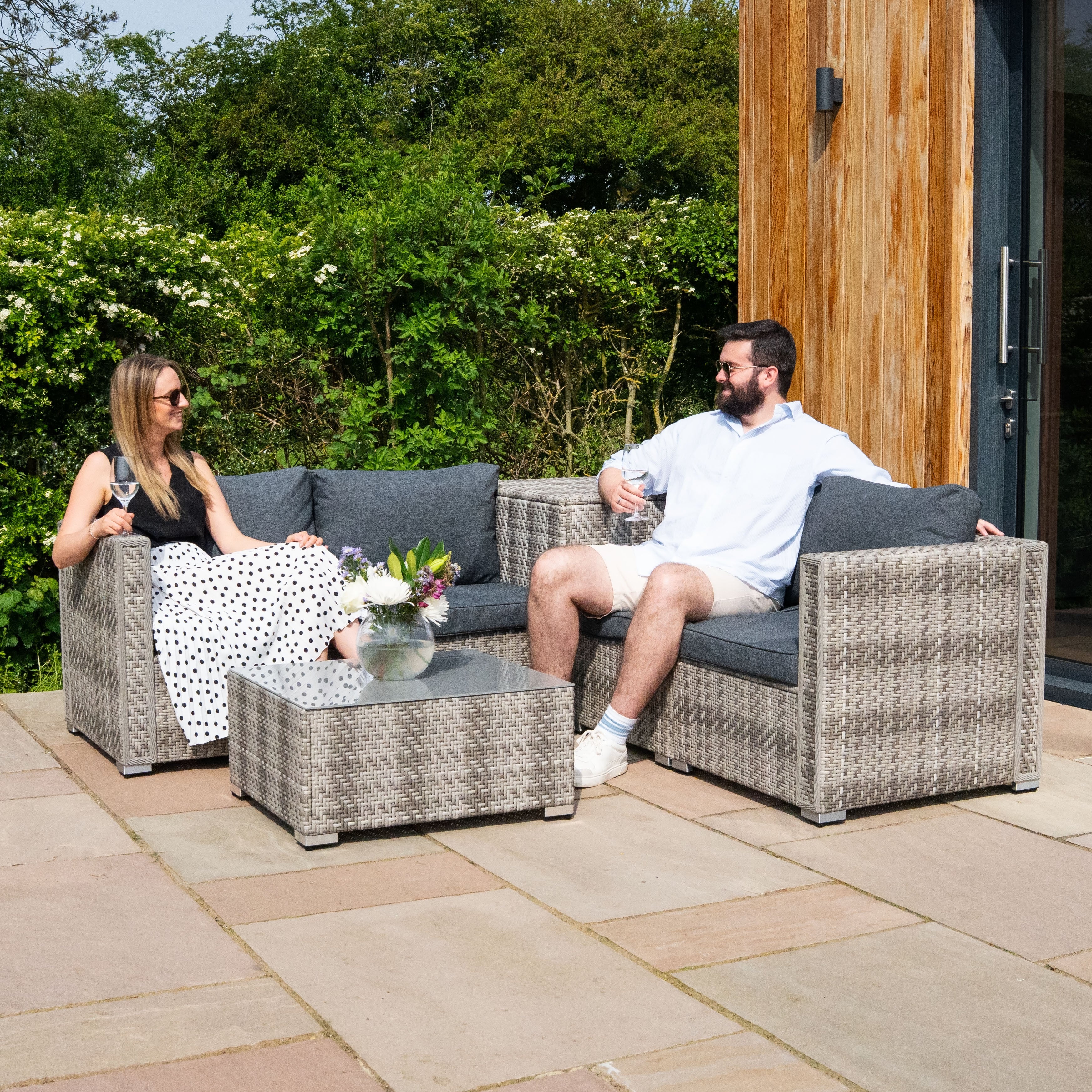 Set Divani Rattan Grigio 6 Pezzi con Cuscini, Tavolino e Baule 250L