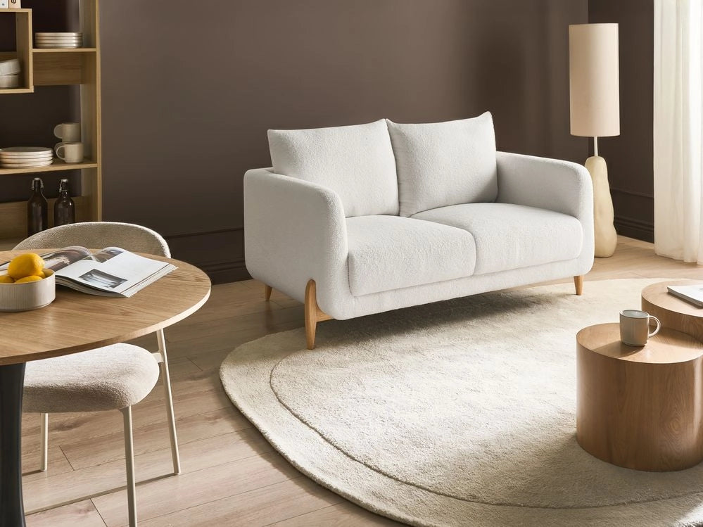 Divano a 2 posti Rivestimento in bouclè bianco Gambe in legno con braccioli Angolo lettura soggiorno Stile scandinavo moderno