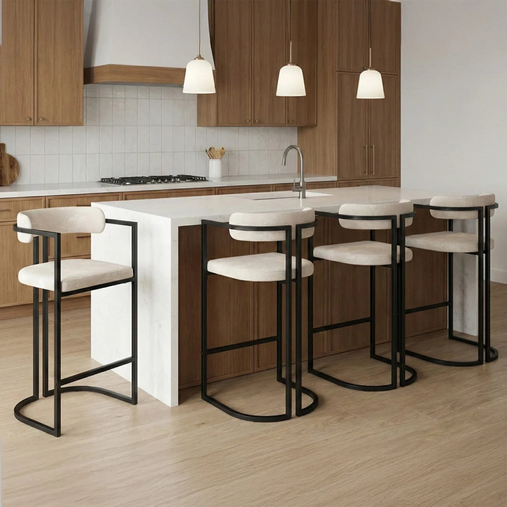 IDMarket - Set di 4 sgabelli da bar RONDY in tessuto ciniglia ecru con braccioli e gambe in metallo nero
