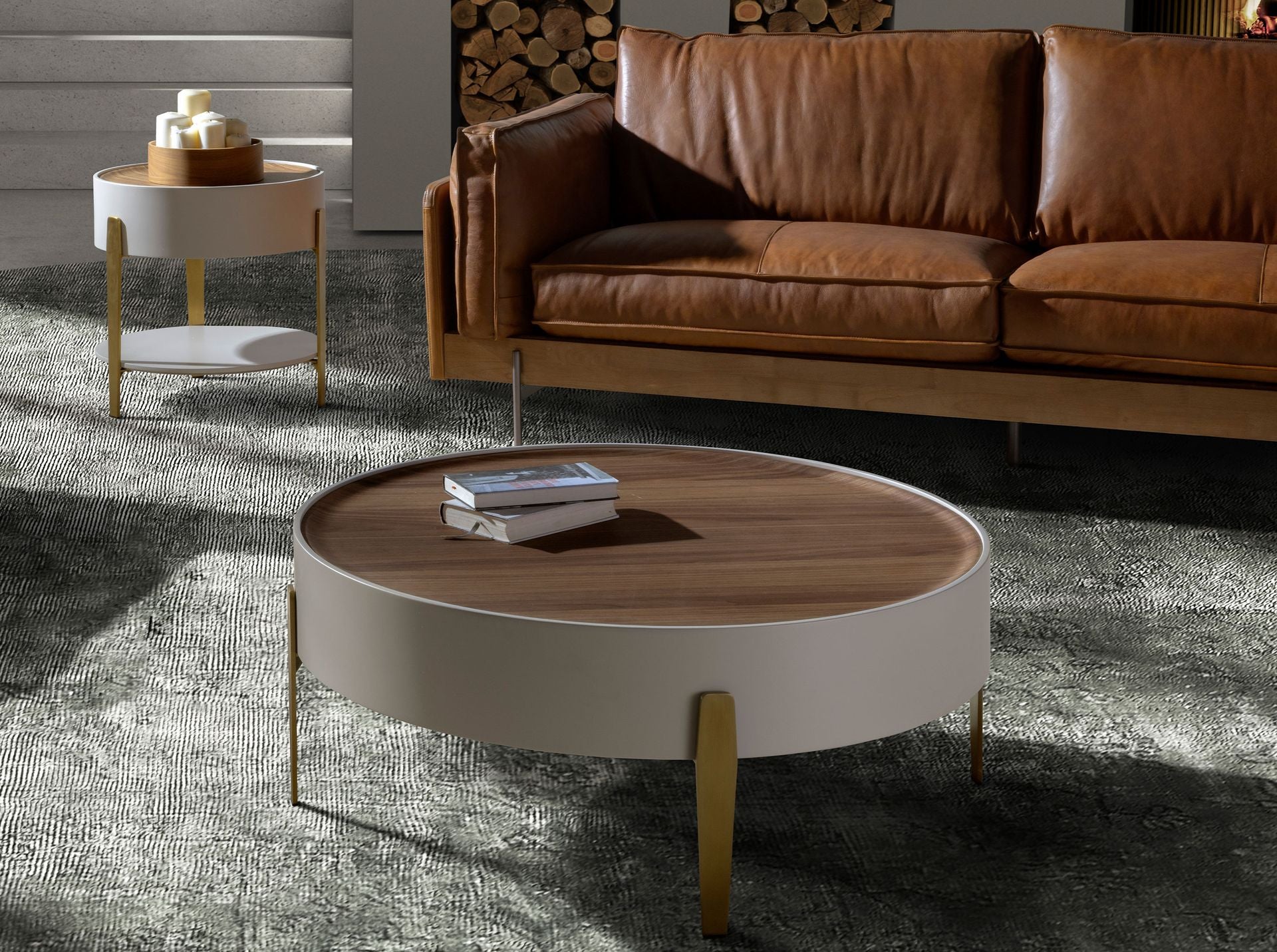 Tavolino rotondo in noce, legno beige e acciaio dorato lucido