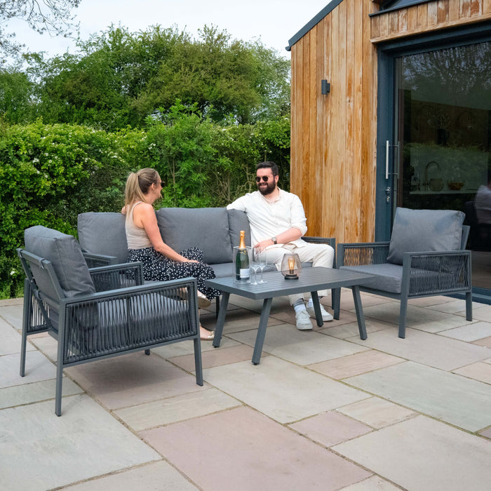 Set Giardino Alluminio 4 Pezzi con Ombrellone Decentrato Nero e Base