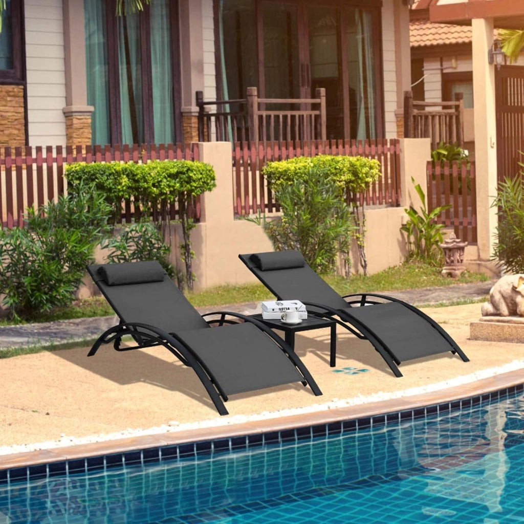 Set di 2 lettini prendisole in alluminio, Lettino da Giardino, con Tavolo e Cuscino Poggiatesta, Resistenti alle intemperie, Schienale regolabile in 5 posizioni, Adatto per giardini, piscine