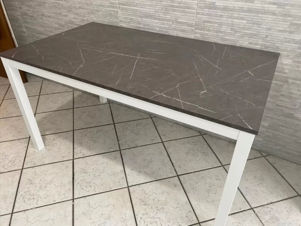 Tavolo allungabile piano nobilitato finitura marmo l.110 p.70 h.75