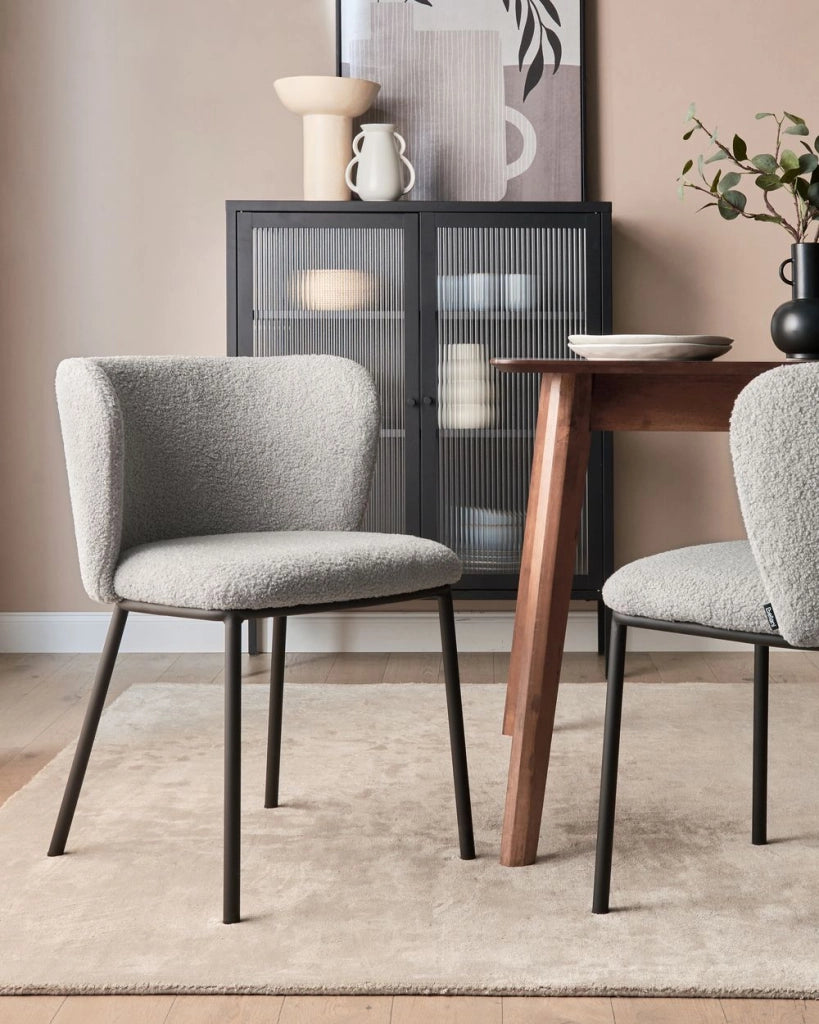 Set di 2 sedie da pranzo in bouclè grigio Rivestimenti in metallo nero Gambe senza braccioli Schienale curvo Design moderno e contemporaneo
