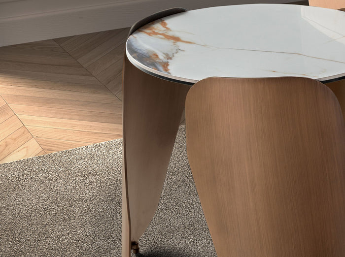 Tavolino angolare rotondo in marmo porcellanato e acciaio color bronzo