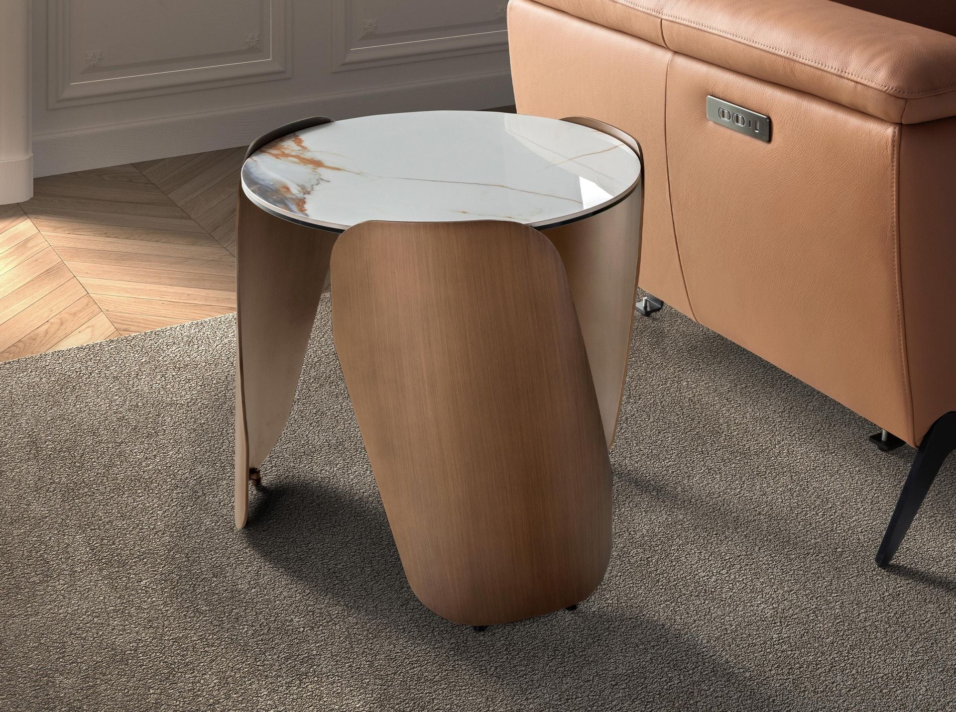 Tavolino angolare rotondo in marmo porcellanato e acciaio color bronzo