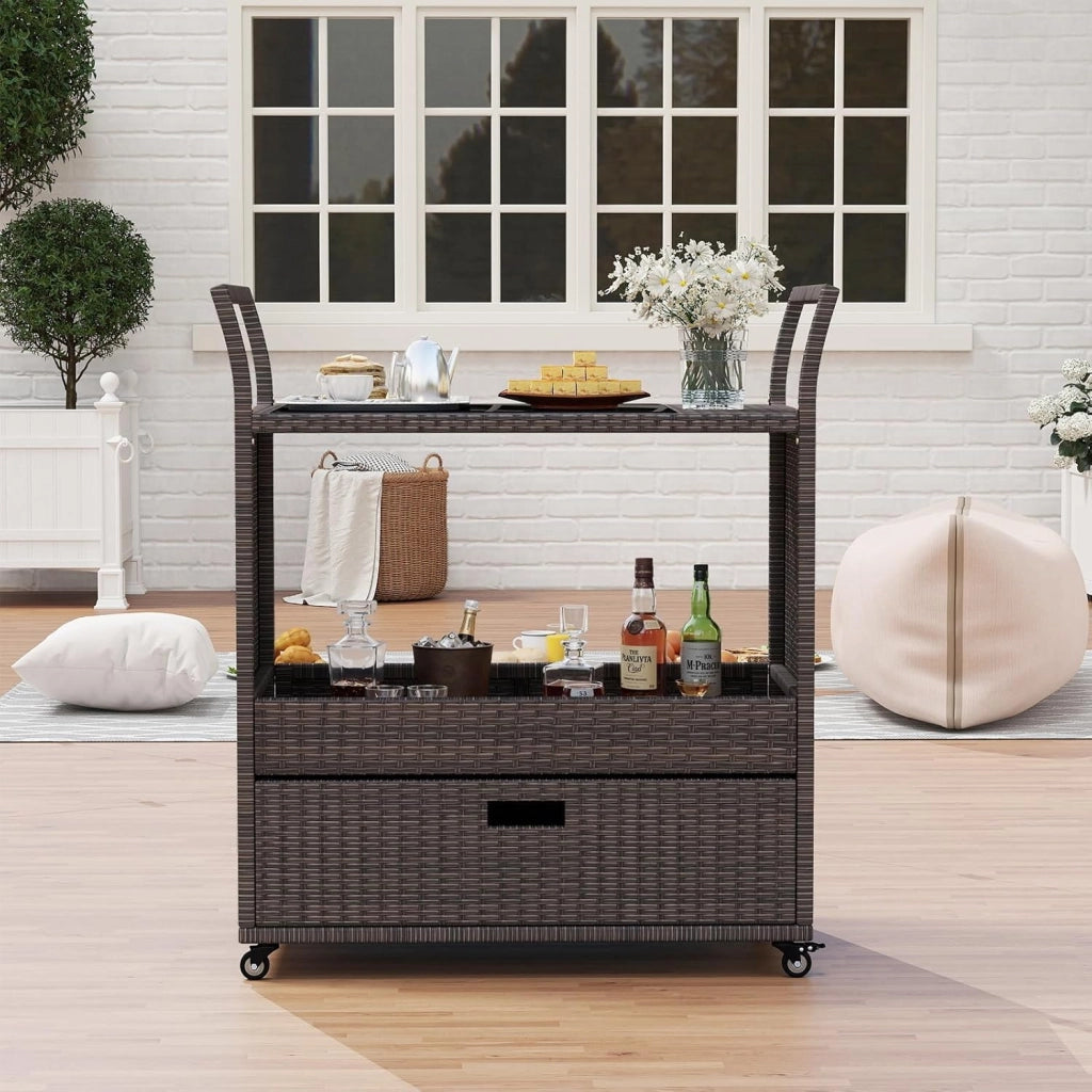 Carrello Bar in Rattan da Esterno, Tavolo Bar Mobile con Piano in Vetro Temperato, Ripiano Aperto e Cassetto Capiente, Carrello di Servizio per Patio Veranda Cortile e Giardino
