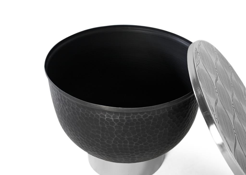 Tavolino rotondo con struttura in alluminio grigio scuro