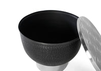 Tavolino rotondo con struttura in alluminio grigio scuro