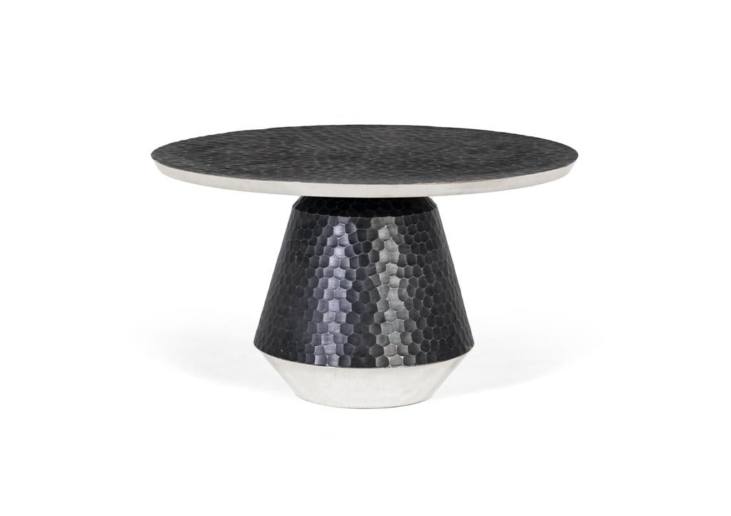 Tavolino rotondo realizzato interamente in alluminio.