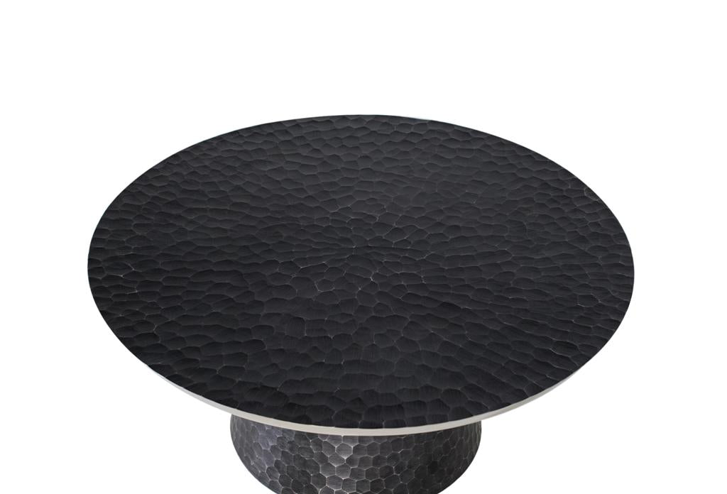 Tavolino rotondo realizzato interamente in alluminio.