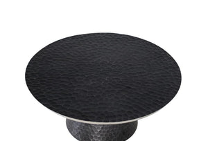 Tavolino rotondo realizzato interamente in alluminio.