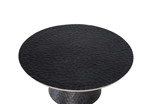 Tavolino rotondo realizzato interamente in alluminio.