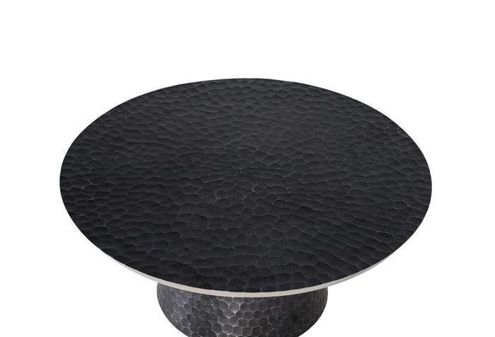 Tavolino rotondo realizzato interamente in alluminio.