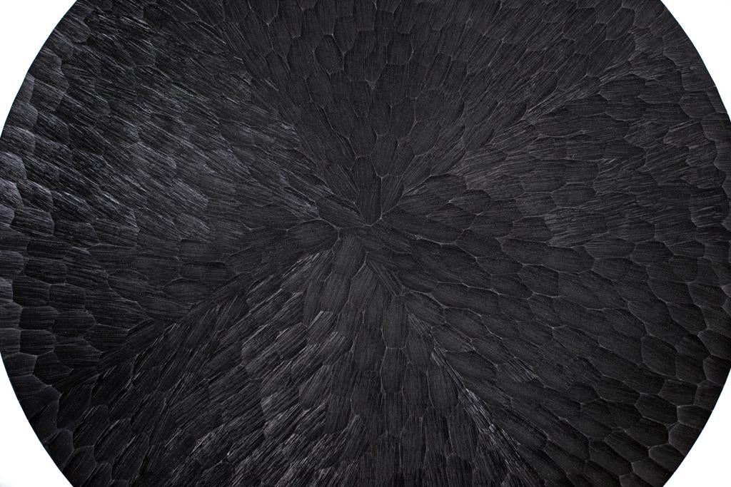 Tavolino rotondo realizzato interamente in alluminio.