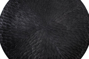 Tavolino rotondo realizzato interamente in alluminio.