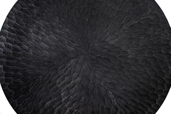 Tavolino rotondo realizzato interamente in alluminio.