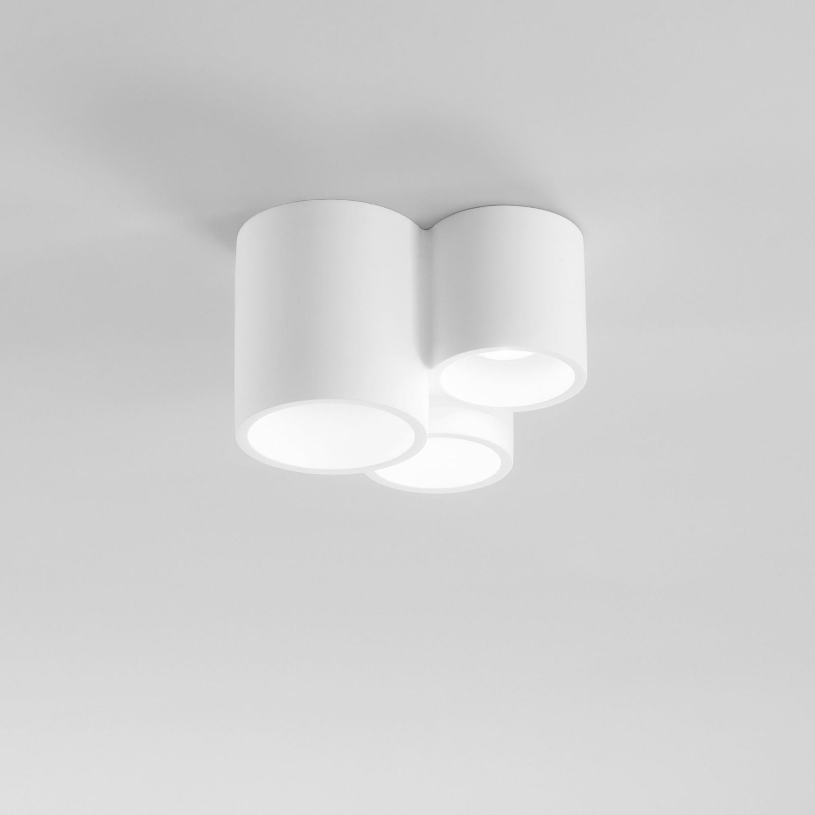 PLAFONIERA BANJIE 3XGU10 22X19,8XH14CM IN GESSO.