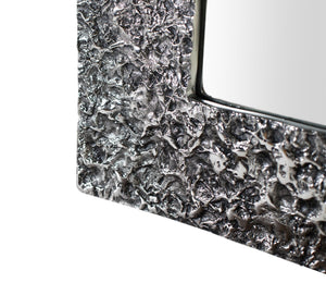 Specchio con cornice in alluminio e rilievo a forma di schizzo