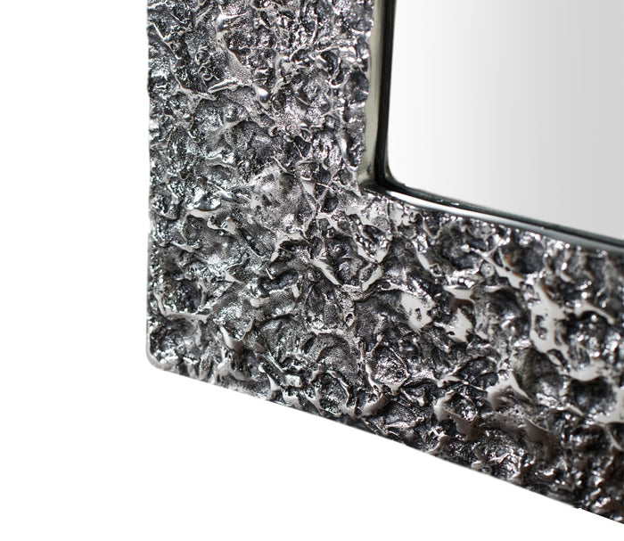 Specchio con cornice in alluminio e rilievo a forma di schizzo