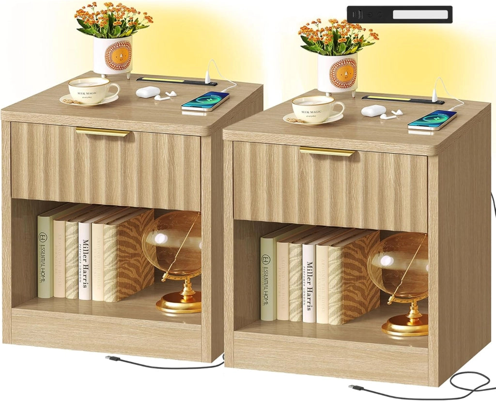 Tavolino da Letto Scanalato, Comodino con Prese USB e Tipo C, Illuminazione LED, 2 Cassetti e Scomparto Aperto, per Camera da Letto e Soggiorno, Legno Naturale