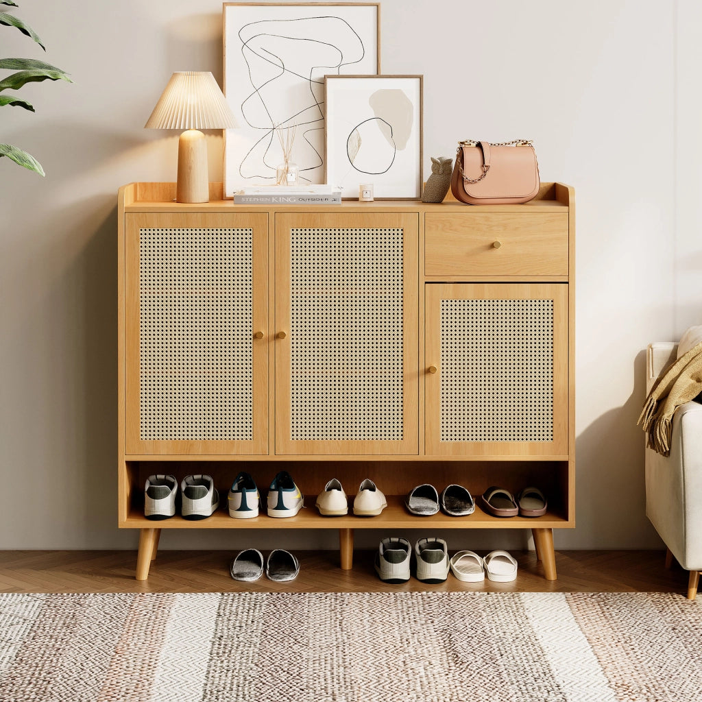 Mobile Scarpiera con 3 Ante e 1 Cassetto; Ripiani Multipli; in Rattan Naturale; in Pannello Truciolare; 120×35×106 cm; Naturale