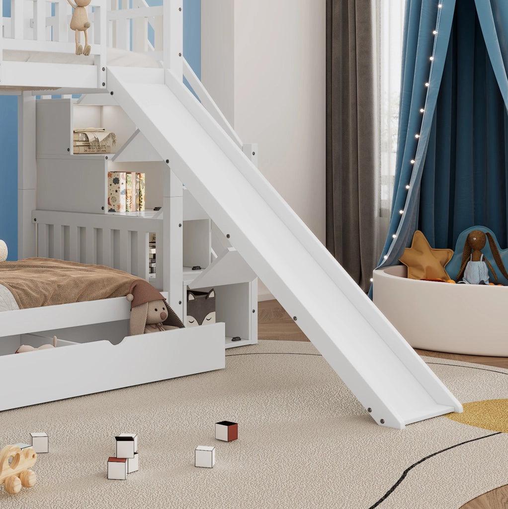 Letto a castello a forma di casetta con scivolo, scala con contenitore e cassetti