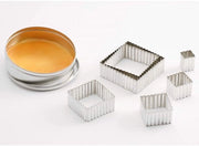 Set di stampi per biscotti in acciaio inossidabile, rettangolari con bordi ondulati, 5 pezzi, 3,6 x 3,6 - 8,5 x 8,5 cm, con scatola di conservazione in lamiera.