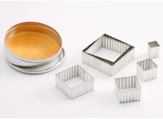 Set di stampi per biscotti in acciaio inossidabile, rettangolari con bordi ondulati, 5 pezzi, 3,6 x 3,6 - 8,5 x 8,5 cm, con scatola di conservazione in lamiera.