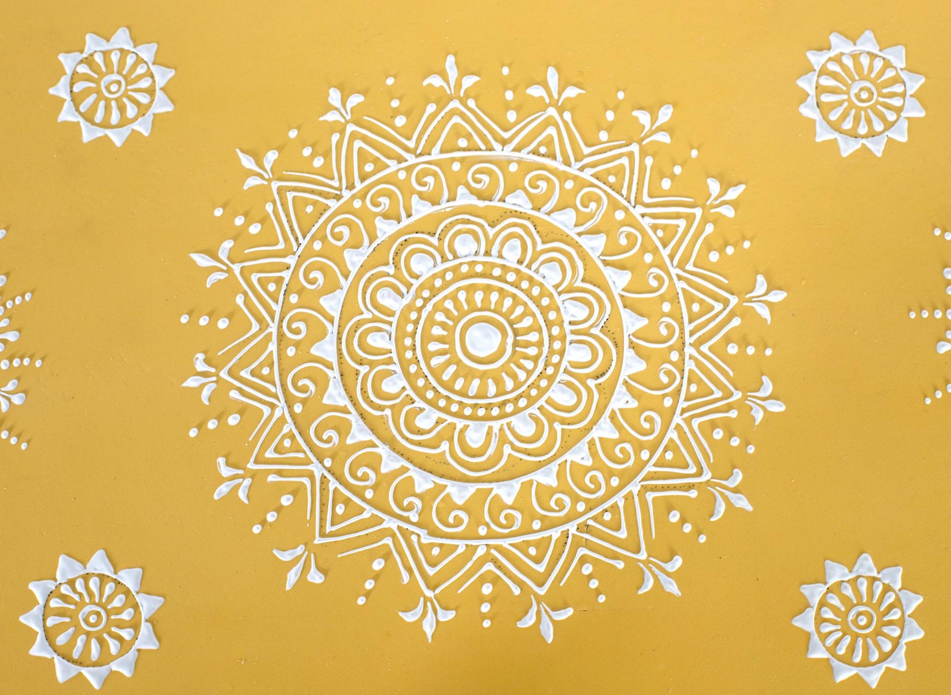 Credenza in legno di mango con anta decorata a mano